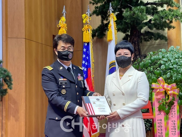 여단장 김다니엘 목사가 이사장 이희수 목사에게 취임패 전달