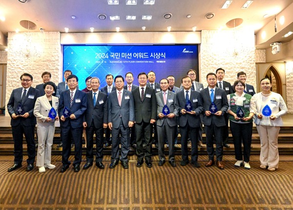 수상자들과 함께한 모습