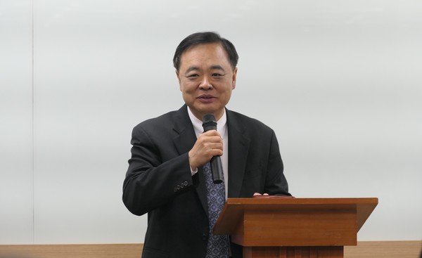 신동근 박사 ' 도우시는 하나님' 제하로 설교