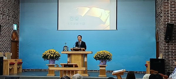 예배인도 신동섭 목사