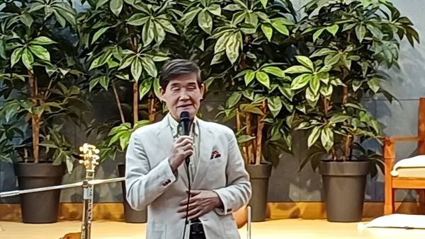 국민가수 서유석 안수집사 집회 모습