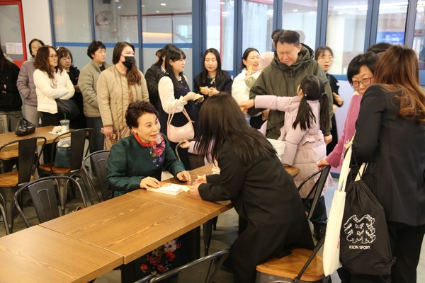 세미나 후 최근 출간된 책 사인회 모습