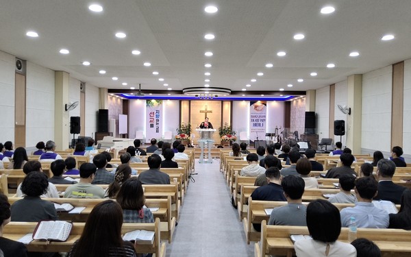 어버이주일 예배드리는 성도들 모습