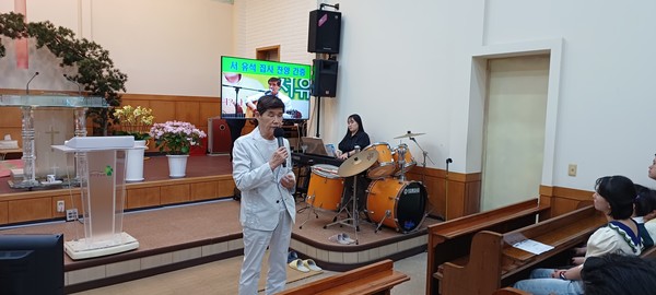 찬양 서유석 집사와 피아노 반주 윤주영 전도사 모습