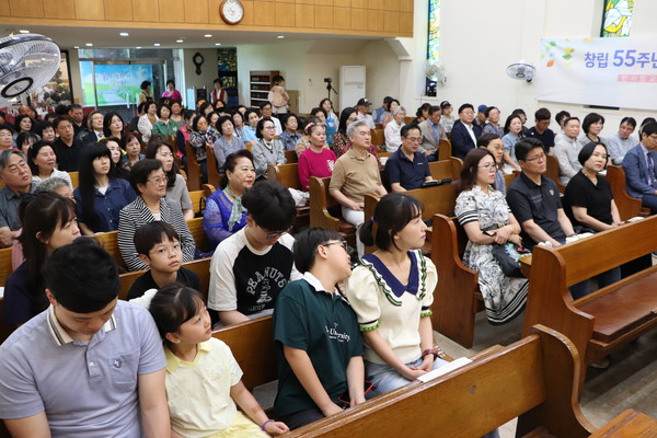 한사랑교회 설립 55주년 기념 참석 성도들과 초청된 외부인들 모습