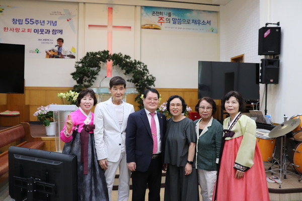 예배 후 서유석 집사와 한사랑교회 담임목사 및 성도들과 함께 기념 촬영 모습