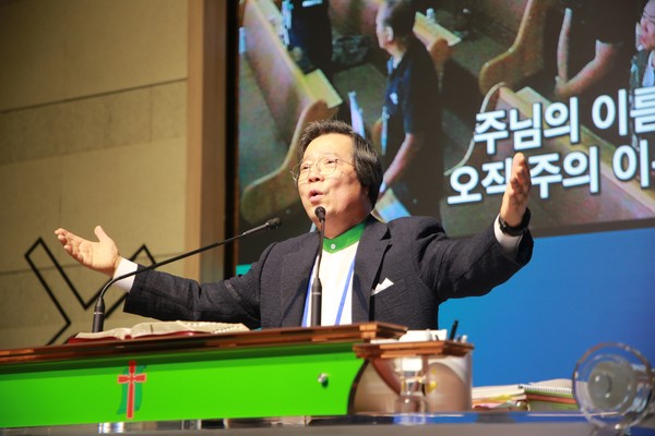 말씀 및 기도회 인도 하시는 서화평 목사