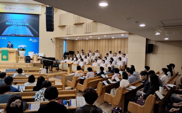 강일교회 창립 56주년 감사예배를 드리는 성도들 모습